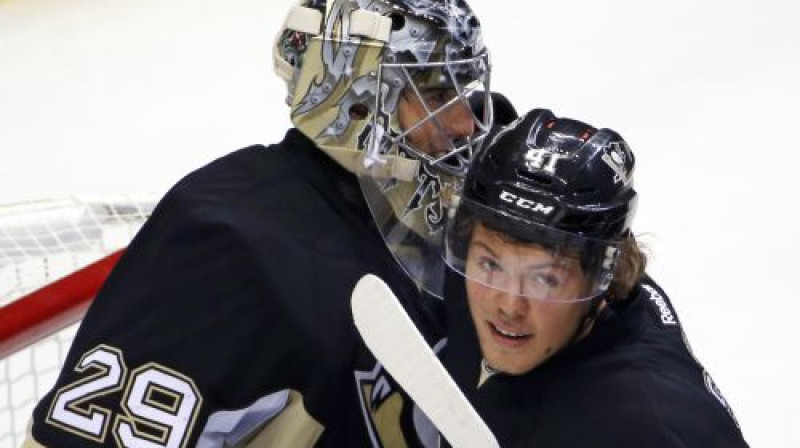 Marks Andrē Flerī nodod sveicienus savam jaunajam partnerim Danielam Sprongam
Foto: AP/Scanpix