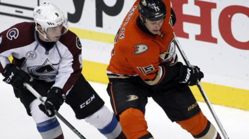 Mets Dušēns pret "Ducks" līderi Raienu Geclafu
Foto: AP/Scanpix