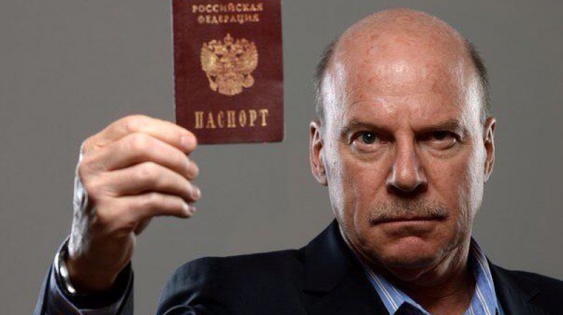 Maikls Kīnens demonstrē krievu pasi 
Foto: KHL
