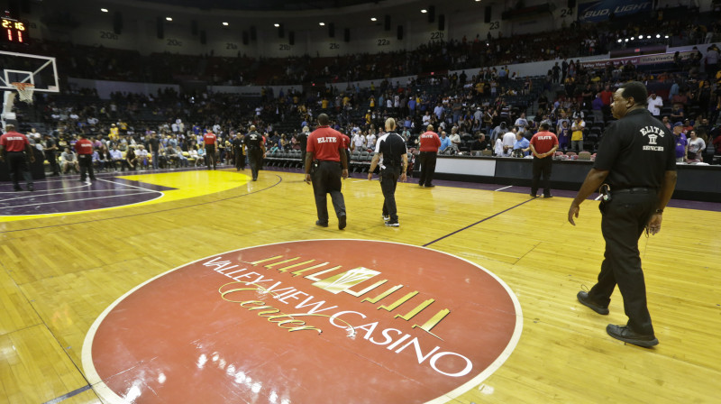 Sandjego parkets izrādījās pārāk slidens, lai pabeigtu spēli starp "Lakers" un "Warriors" 
Foto: AP/Scanpix