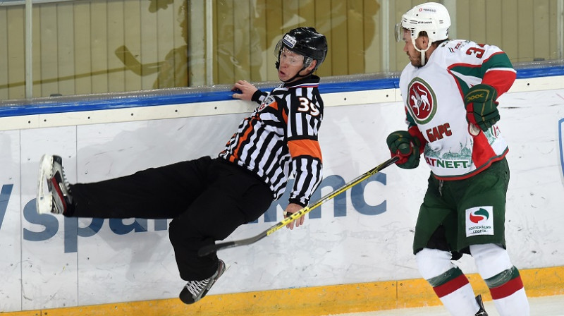 Dmitrijs Obuhovs nopļauj arbitru
Foto: KHL