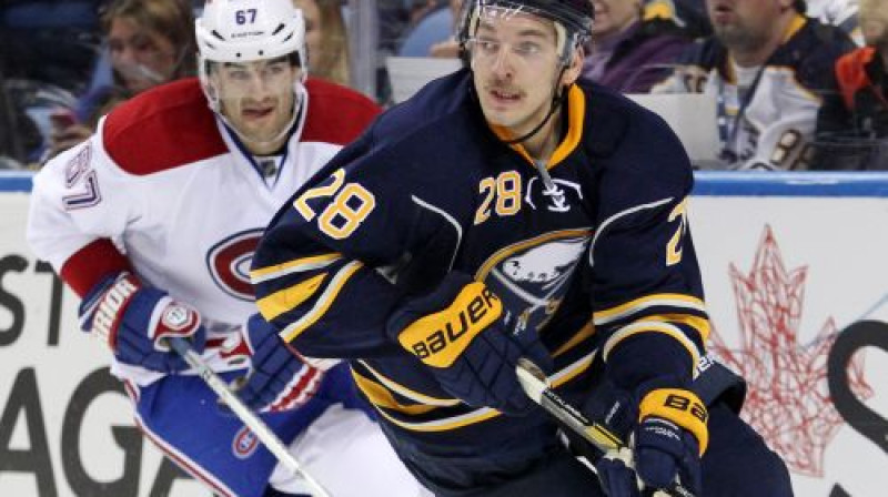 Zemgus Girgensons pirms gada spēlē pret "Canadiens" un Maksu Pačioretī
Foto: AP/Scanpix