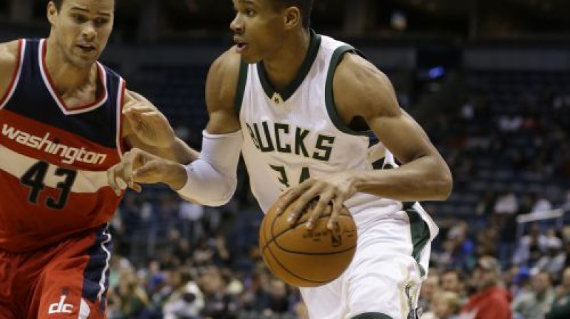 Jannis Antetokumpo pret Krisu Hamfrīzu
Foto: AP/Scanpix