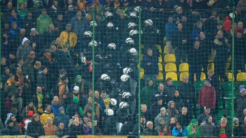 Policisti ievieš kārtību tribīnēs Lietuvas un Anglijas spēlē Viļņā
Foto: PA Wire/PA Images