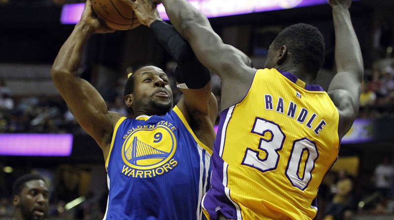 Andrē Igudala pret Džūliusu Rendlu
Foto: AP/Scanpix