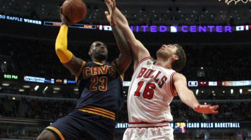 Pau Gazols bloķē Lebronu Džeimsu
Foto: AP/Scanpix