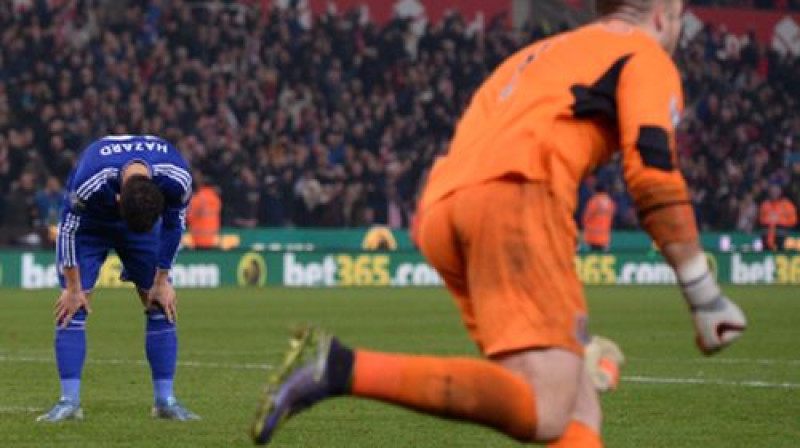 Džeks Batlends pēc atvairītā Edena Azāra sitiena
Foto: AFP/Scanpix