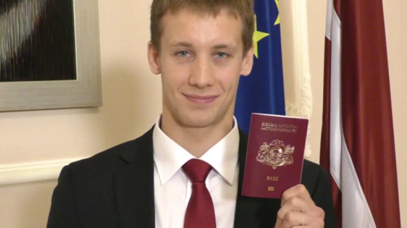 Ruslans Nakoņečnijs saņem Latvijas pasi
Foto: Saeima.lv