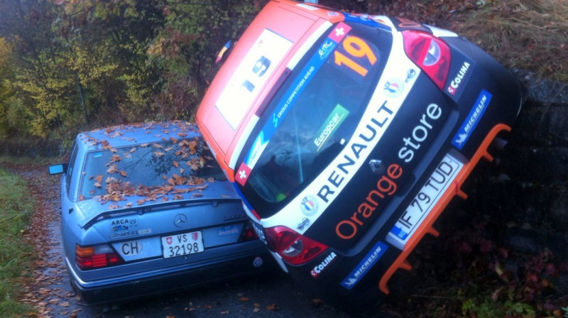 Rumāņu ekipāžas avarējušais auto
Foto: fiaerc.com