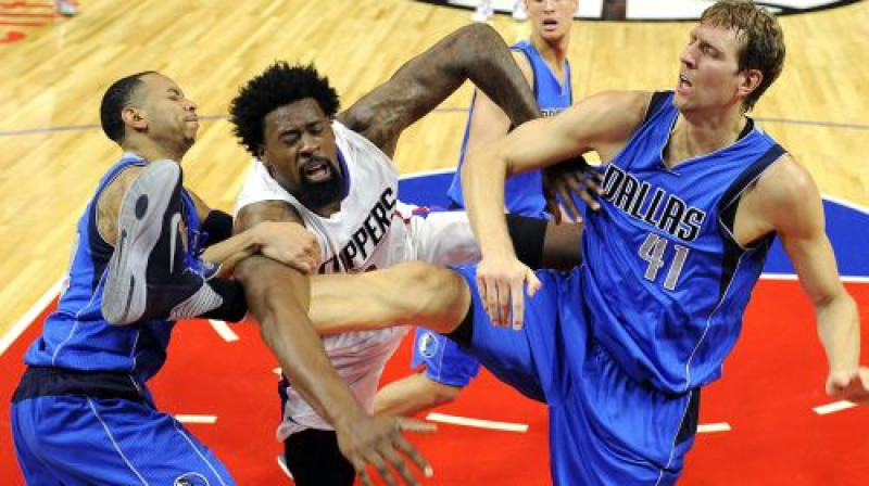 Deandrē Džordans "Mavericks" spēlētāju ielenkumā
Foto: AFP/Scanpix