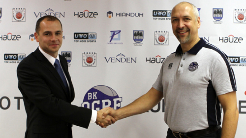 "Kumho Tyre" pārstāvis Jānis Amoliņš un BK "Ogre" prezidents Artūrs Mangulis cer uz ražīgu sadarbību
Foto: Ritvars Raits