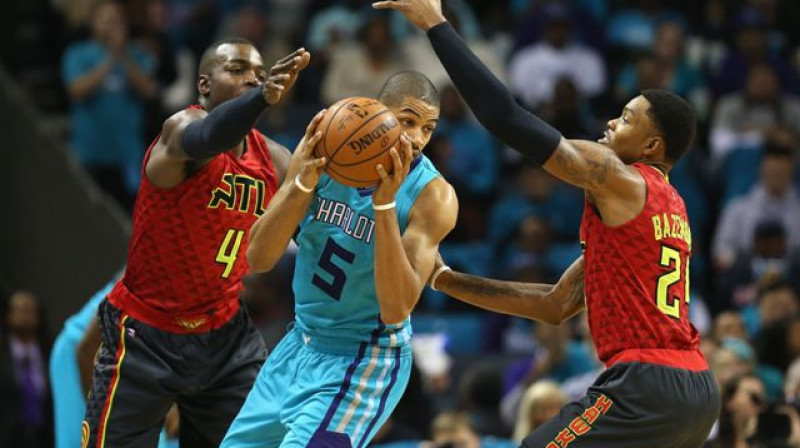 Nikolā Batums "Hawks" spēlētāju ielenkumā
Foto: AFP/Scanpix