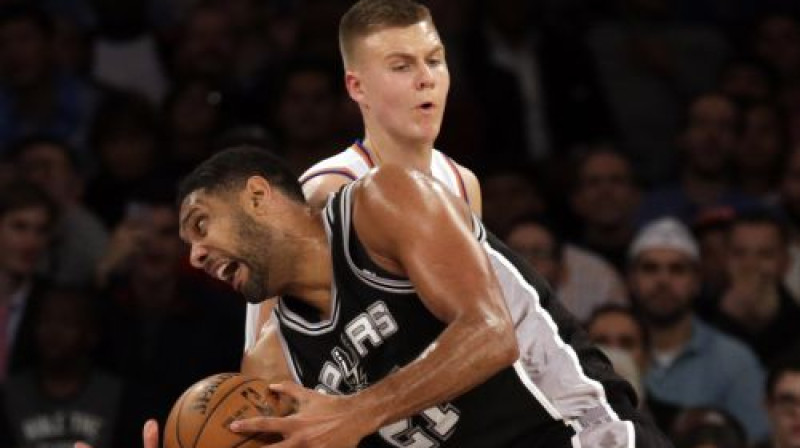 Kristaps Porziņģis pret NBA mūsdienu ēras simbolu Timu Dankanu
Foto: AFP/Scanpix