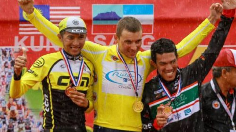 Pēters Prūss (pa vidu)
Foto: Publicitātes