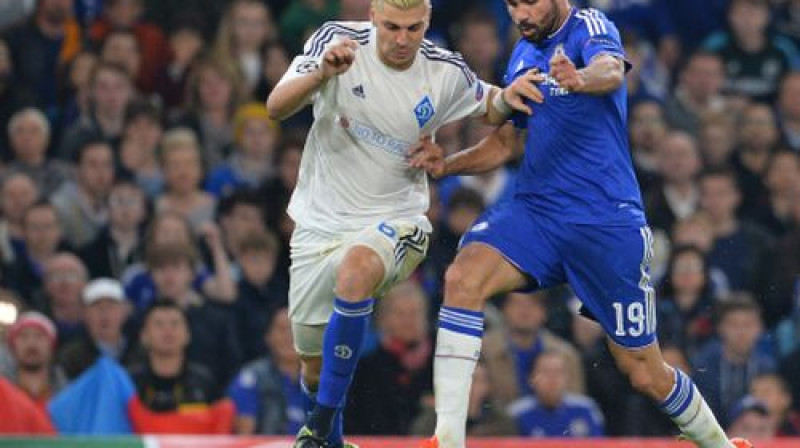 Aleksandrs Dragovičs cīņā ar Djēgu Koštu
Foto: AFP/Scanpix