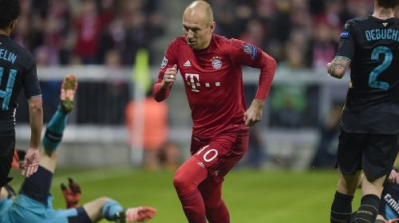 Arjens Robens kritušās "Arsenal" futbolistu vidū
Foto: AFP/Scanpix