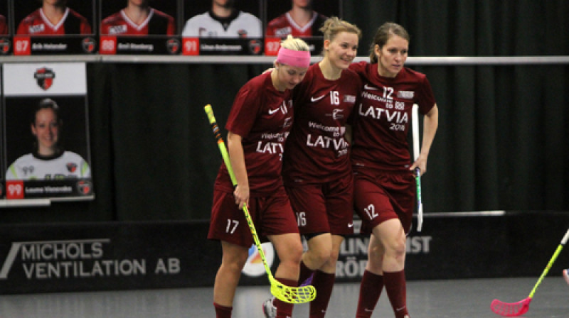 Madara Adamane (no kreisās), Santa Muceniece un Zane Klabere
Foto:Ritvars Raits, floorball.lv