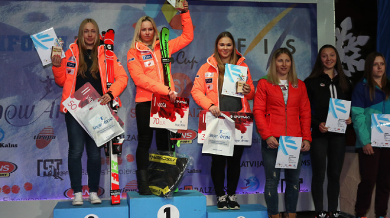 Sieviešu pirmais sešinieks ar trim latvietēm uz pjedestāla. Foto: Jānis Markvarts, Infoski.lv