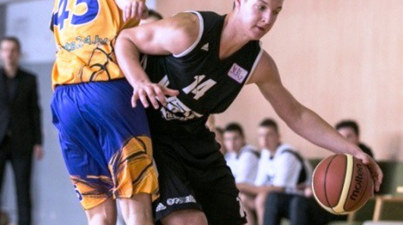 Ar Zigmāra Raimo 13 punktiem, 12 atlēkušajām bumbām un 8 rezultatīvajām piespēlēm bija par maz, lai "VEF skola" tiktu pie uzvaras
Foto: Mikus Kļaviņš