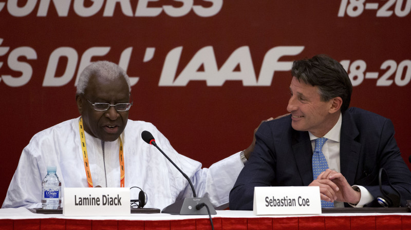 Bijušais IAAF prezidents Lamins Djaks un pašreizējais organizācijas prezidents Lords Ko.
Foto: AP/Scanpix
