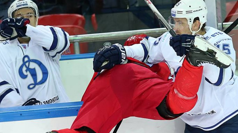 Mārtiņš Karsums apstrādā pretinieku 
Foto: dynamo.ru