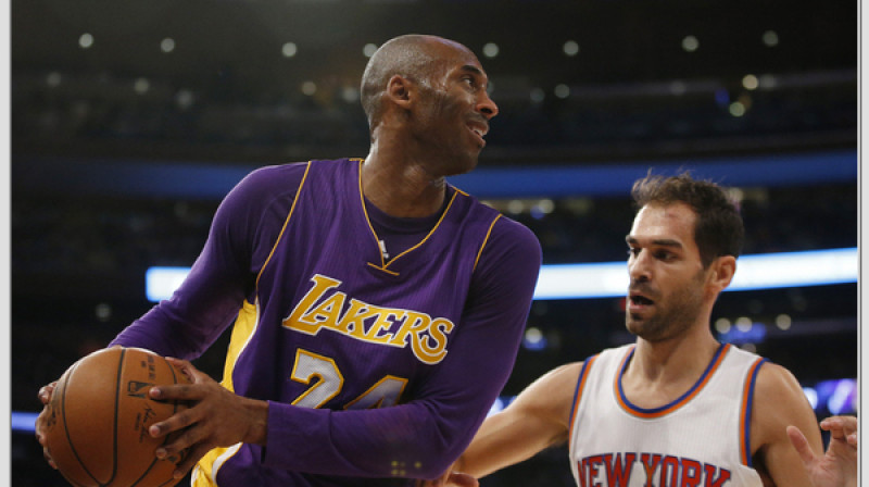 Hosē Kalderons (pa labi) aizsardzībā pret "Lakers" superzvaigzni Kobe Braientu
Foto: AP Photo/Kathy Willens