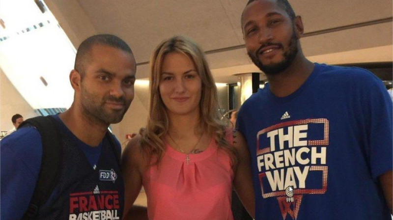 Nataša Kovačeviča ar Francijas valstsvienības līderiem Toniju Pārkeru un Borisu Diāvu
Foto: Twitter