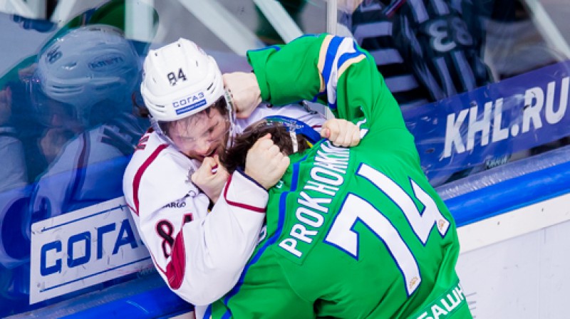 Tomāšs Kundrāteks cīnās ar ufieti 
Foto: hcsalavat.ru