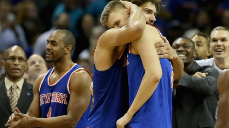 Robins Lopess priekšlaicīgi sveic Kristapu Porziņģi
Foto: AFP/Scanpix