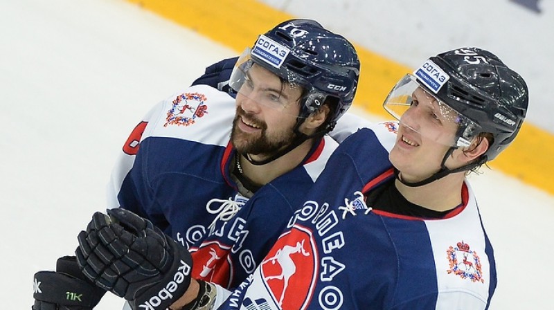 Kaspars Daugaviņš (pa kreisi) 
Foto: hctorpedo.ru