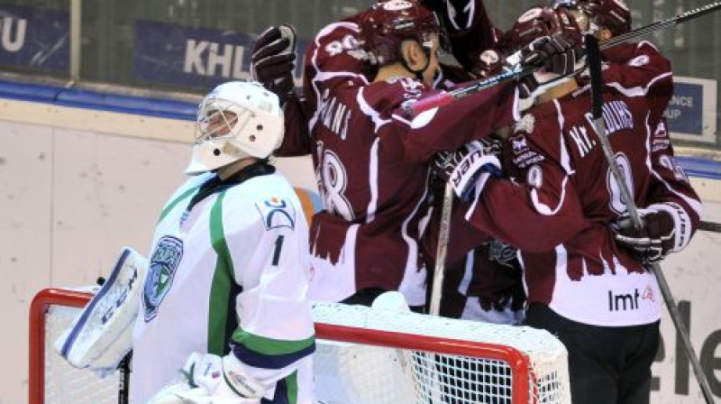 Rīgas "Dinamo" svin vienu no septiņām Hantimansijskas "Yugra" vārtos iemestajām ripām
Foto: Romāns Kokšarovs, Sporta Avīze, f64