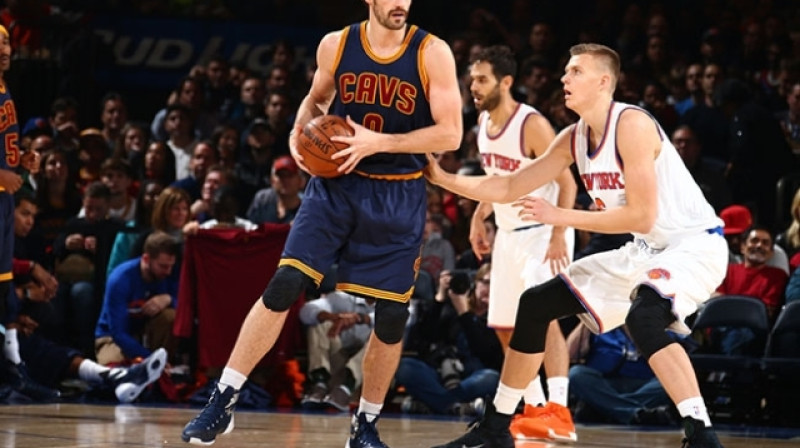 Kristaps Porziņģis aizsardzībā pret Kevinu Lavu
Foto: cavs.com