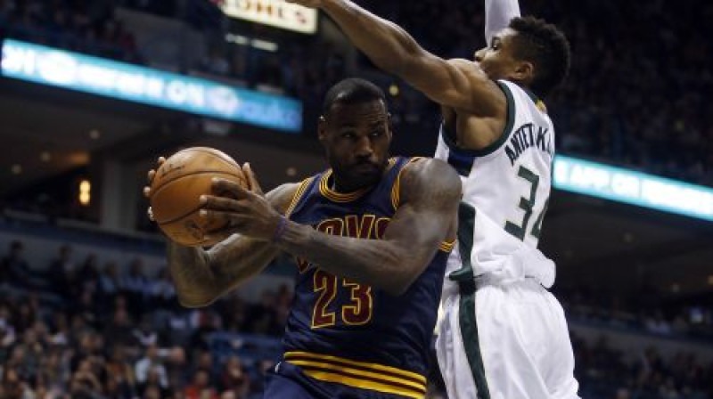Lebrons Džeimss cenšas apspēlēt Janni Antetokumpo
Foto: AP/Scanpix