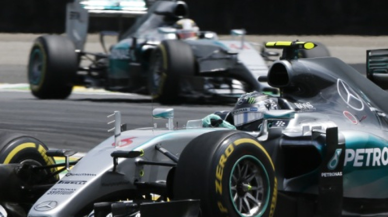 Niko Rosbergs un Lūiss Hamiltons
Foto: AP/Scanpix
