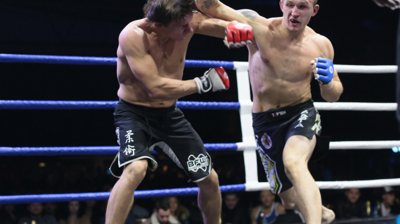 Roberts Skujiņš (no labās) cīņā ar Mihailu Zabajevu
Foto: Uģis Grantiņš