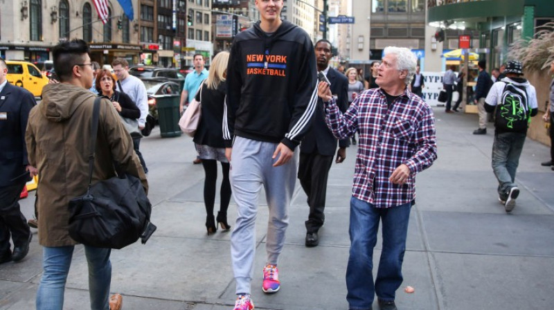 Kristaps Porziņģis uz ielas Ņujorkā
Stephen Yang / New York Post