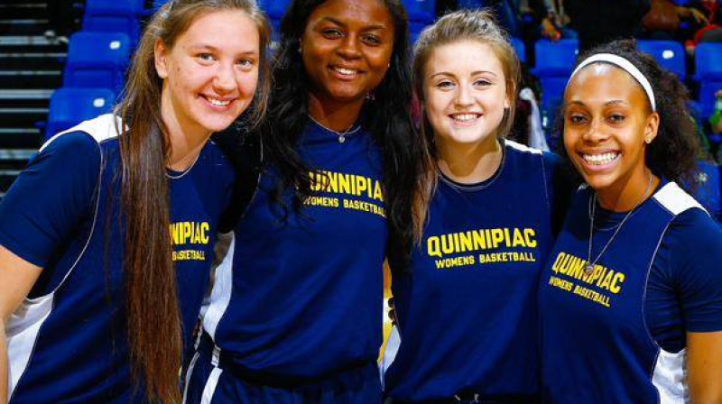 Paula Strautmane (pirmā no kreisās) ar komandas biedrēm
Foto: Quinnipiac