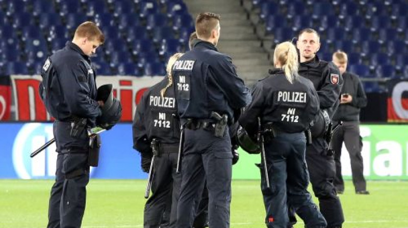 Futbolistu vietā vakar Hannoveres stadionā devās likumsargi
Foto: O.Behrendt/Pixathlon/SIPA/Scanpix