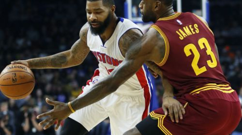 Lebrons Džeimss cenšas apturēt "Pistons" uzbrucēju Markusu Morisu
Foto: AP/Scanpix