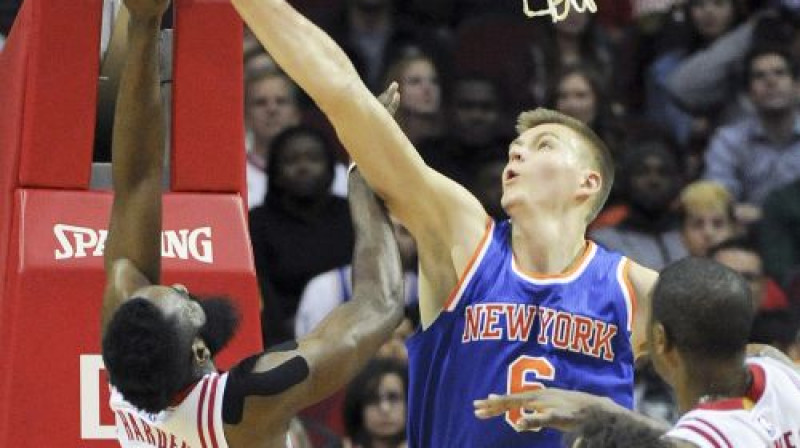 Džeimss Hārdens uzbrūk "Knicks" grozam, taču sastopas ar Kristapu Porziņģi un tiek bloķēts
Foto: AP/Scanpix