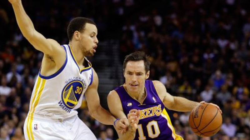 Stīvs Nešs (pa labi) spēlējot "Lakers" rindās pret Stefenu Kariju
Foto: AFP/Scanpix