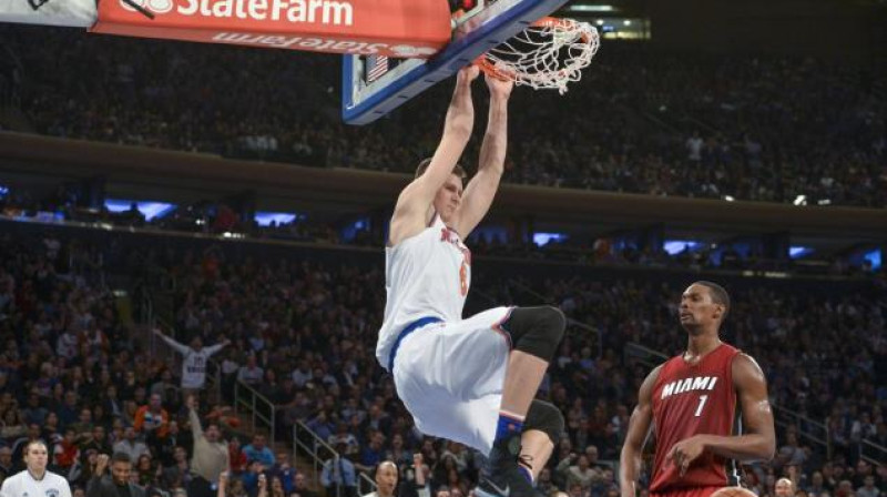 Kristaps Porzinģis ieliek bumbu "Heat" grozā
Foto: Howard Simmons / nydailynews.com