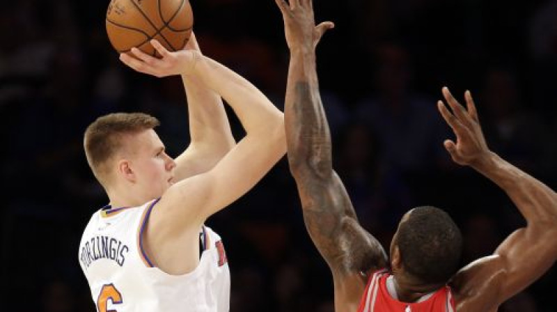 Kristaps Porziņģis izpilda metienu pāri Terensa Džounsa rokām
Foto: AP/Scanpix