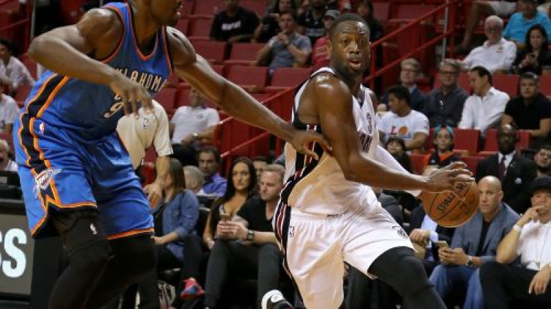 Seržs Ibaka cenšas apturēt Dveinu Veidu
Foto: AP/Scanpix