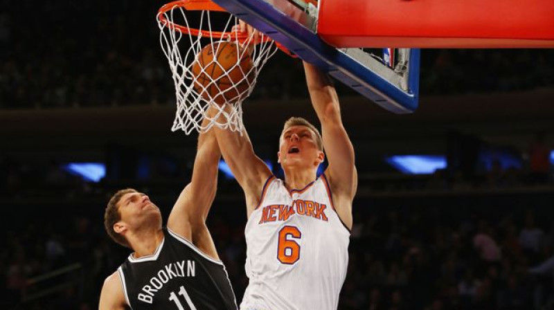 Kristaps Porziņģis triec bumbu grozā pāri Brukam Lopesam
Foto: AFP/Scanpix