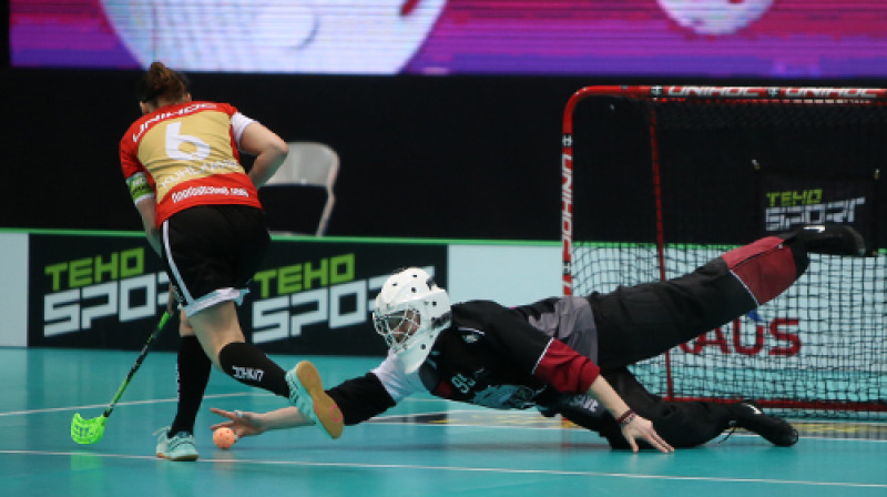Lauma Višņevska atvaira vāciešu "bullīti"
Foto: Ritvars Raits, floorball.lv