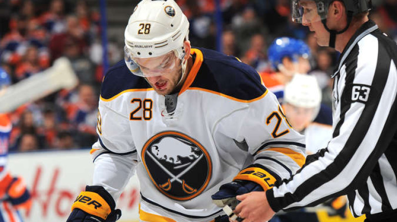 Zemgus Girgensons atstāj laukumu pēc tam, kad pa seju trāpījusi ripa
Foto: nhl.com