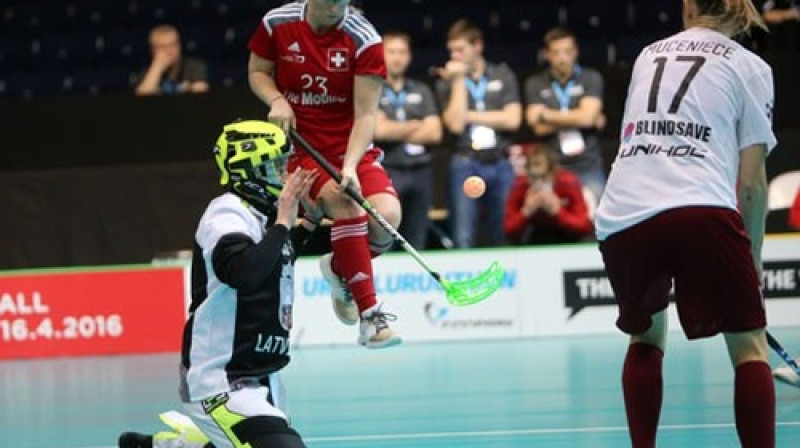 Šveiciešu uzbrucēja Manuela Dominjoni pie Laumas Višņevskas sargātajiem vārtiem
Foto: Ritvars Raits, floorball.lv