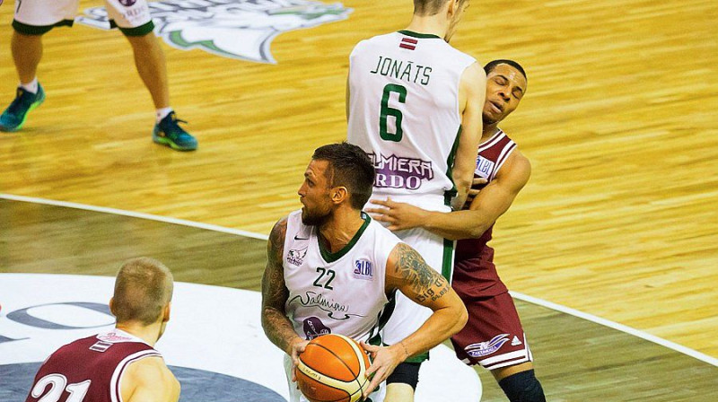 Ar bumba Armands Šķēle
Foto: bkvalmiera.lv