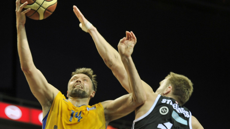 Kristaps Janičenoks un Artūrs Strēlnieks 
Foto: Romāns Kokšarovs, Sporta Avīze, f64